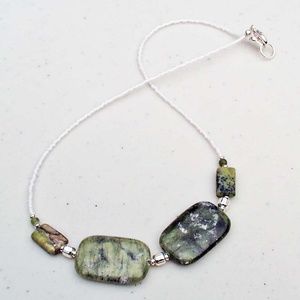 SERPENTINE AGATE NECKLACE, 18 INCHES LONG, GREENS WITH SILVER TONE BEADS & WHITE